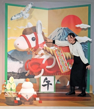 つぶらな瞳をした馬のトリックアート＝加東市下滝野、加東アート館