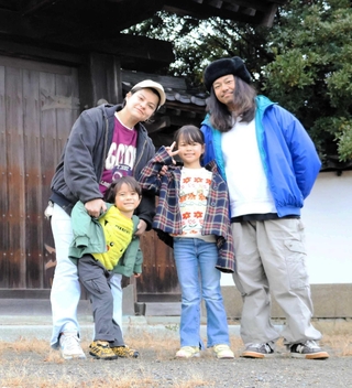 大きく立派な門を気に入って今の自宅に引っ越してきた斎藤さん一家＝加東市屋度