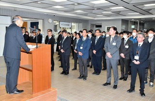 職員を前に年頭のあいさつをする加西市の高橋晴彦市長（左）＝加西市役所