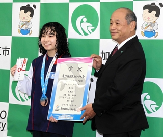 岩根正市長（右）を表敬訪問した玉水希さん＝加東市役所