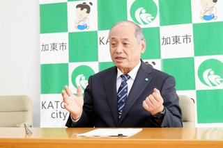 物価高対策の現金給付について説明する加東市の岩根正市長＝加東市役所