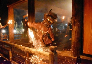 たいまつを持って暴れ回る鬼＝東光寺