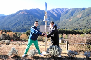 除幕式に参加した釜谷勝さん（左）と藤岡桂太さん＝多可町加美区轟、ラベンダーパーク多可（提供）