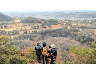 狼岩からの眺望。ゴルフ場や茶園、里山の景色が広がる＝三草山