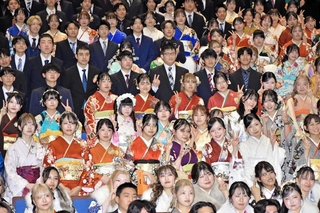 晴れ着で記念撮影する二十歳会の参加者＝加西市民会館