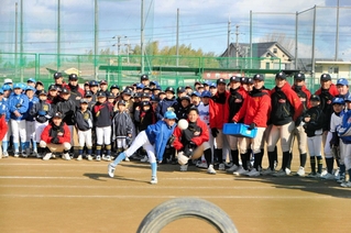 古タイヤの穴を目がけて投げる児童や見守る野球部員ら＝小野高校