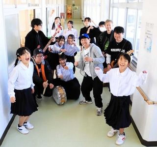 ミュージックビデオの撮影で集まった参加者＝八千代中学校（提供）