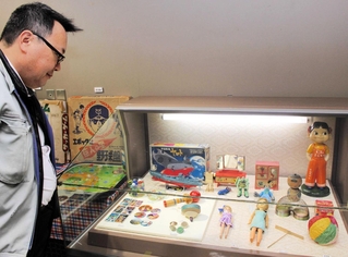 子どもが遊びに使った人形などを並べた「むかしの道具展」＝西脇市郷土資料館
