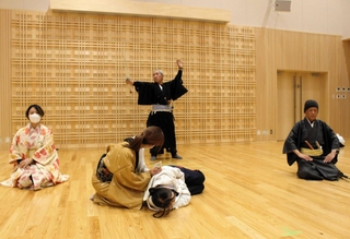 熱心に稽古に励むメンバー＝多可町中区岸上