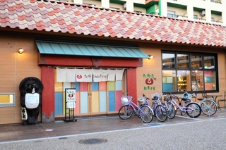 緑陽館に併設するたぬ吉の駄菓子屋。夕方には子どもたちの自転車が並ぶ＝加東市北野
