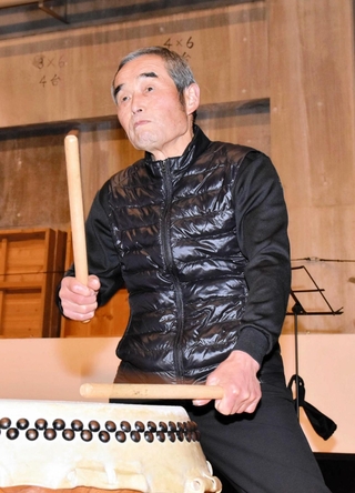 「太鼓をたたくと気分転換になる」と話す加古俊信さん＝加西市北条町古坂１