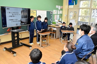 校舎のバリアフリー案を発表する児童たち＝下里小学校