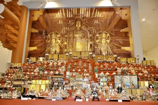 幕末－平成のひな人形が並ぶ巨大ひな壇＝小野市立好古館
