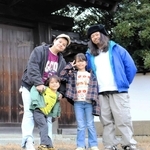 大きく立派な門を気に入って今の自宅に引っ越してきた斎藤さん一家＝加東市屋度