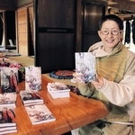 著書を手にする玉木新雌さん＝西脇市嶋