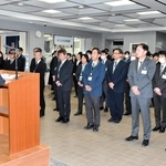 職員を前に年頭のあいさつをする加西市の高橋晴彦市長（左）＝加西市役所