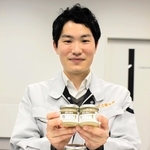 ソースを手にする足立醸造の足立学さん＝多可町中区茂利、同町商工会館