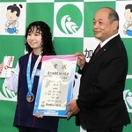 岩根正市長（右）を表敬訪問した玉水希さん＝加東市役所