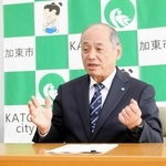 物価高対策の現金給付について説明する加東市の岩根正市長＝加東市役所