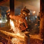 たいまつを持って暴れ回る鬼＝東光寺