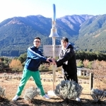 除幕式に参加した釜谷勝さん（左）と藤岡桂太さん＝多可町加美区轟、ラベンダーパーク多可（提供）