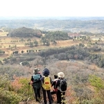 狼岩からの眺望。ゴルフ場や茶園、里山の景色が広がる＝三草山