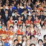 晴れ着で記念撮影する二十歳会の参加者＝加西市民会館