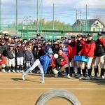 古タイヤの穴を目がけて投げる児童や見守る野球部員ら＝小野高校