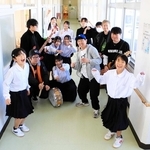 ミュージックビデオの撮影で集まった参加者＝八千代中学校（提供）