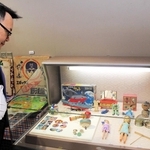 子どもが遊びに使った人形などを並べた「むかしの道具展」＝西脇市郷土資料館