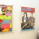 横尾忠則さんと細野晴臣さんのポスター（右）などが並ぶ会場＝岡之山美術館