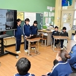 校舎のバリアフリー案を発表する児童たち＝下里小学校