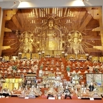 幕末－平成のひな人形が並ぶ巨大ひな壇＝小野市立好古館