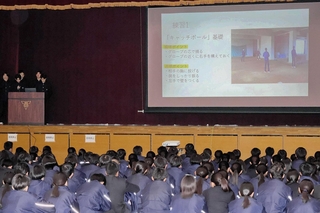 「ワンアウトとりたい！」と題した探求活動について発表する社高校体育科の生徒たち＝加東市木梨