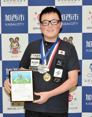 ビリヤードの世界大会で２位に輝いた金沢蒼生さん＝加西市役所