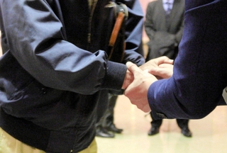 支援者と握手を交わす候補者＝三木市福井