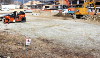 基準値を超える六価クロムが検出されたバスロータリー整備予定地。右奥は建設が進む多可中学校＝多可町中区岸上