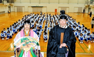 着付けを体験した宮崎多聞さん（右）と長光恵那さん＝小野高校