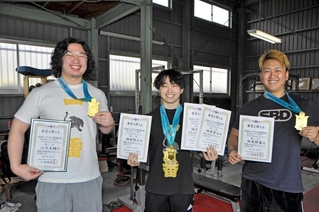 賞状とメダルを持つ（左から）小川大輔さん、楠田悠人さん、松尾静葵さん＝雷神ファクトリー