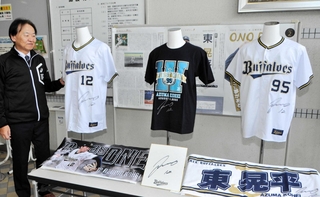 東晃平投手のサイン入りユニホームを見る新免秀晃さん＝小野市総合体育館アルゴ
