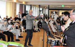 「だまされたらアカンで」をみんなで歌ったエクラひまわり楽団＝小野市復井町