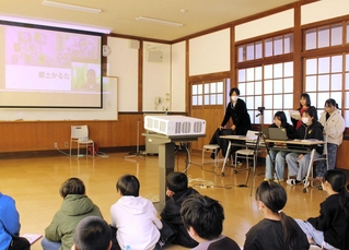木造校舎や西脇市の魅力を紹介する西脇小の児童ら＝西脇市西脇