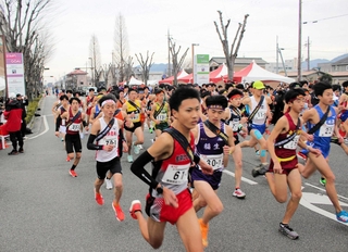 一斉にスタートする男子の選手ら＝西脇市西脇