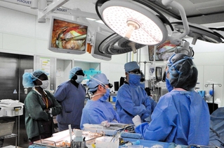 山田章貴部長（左から４人目）の手術を見学するムテマさん（同２人目）とリターナさん（左端）＝北播磨総合医療センター