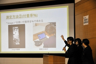 活動成果を発表する科学探究科の２年生＝小野高校