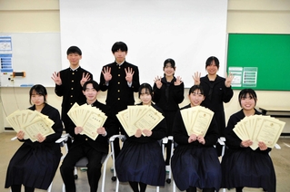 ビジネス探究科の９冠達成者（前列）と８冠合格者＝小野高校