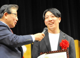 井上増吉賞を受け、蓬萊務市長（左）に喜びを語る藤本拓弥選手