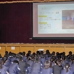 「ワンアウトとりたい！」と題した探求活動について発表する社高校体育科の生徒たち＝加東市木梨