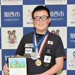 ビリヤードの世界大会で２位に輝いた金沢蒼生さん＝加西市役所