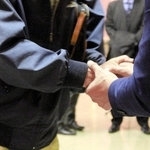 支援者と握手を交わす候補者＝三木市福井